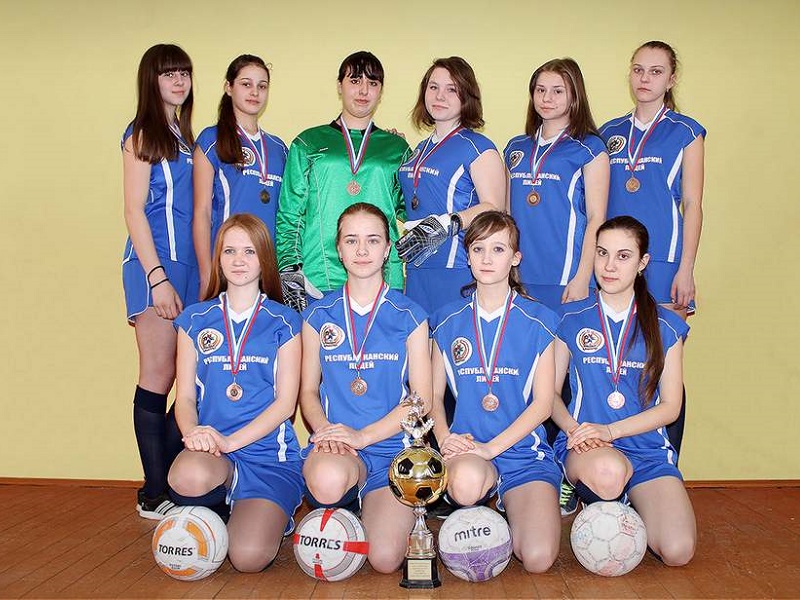 Футбольная команда девушек.