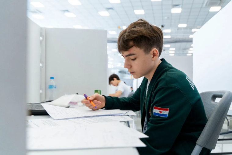 Физики Республиканского лицея завоевали 10 медалей на Международной олимпиаде KIPhО!.
