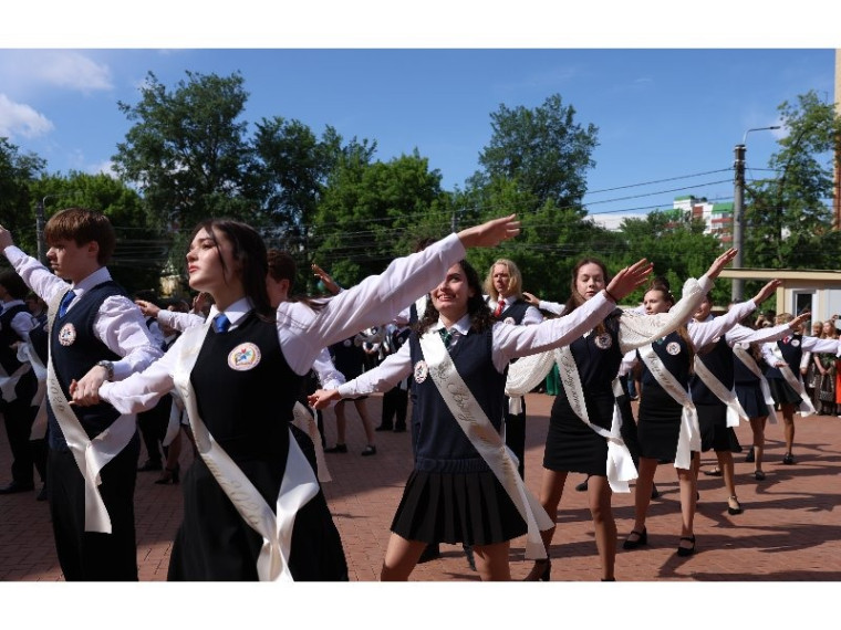 «В добрый путь, выпускники!»: В Республиканском лицее прозвенел Последний звонок — 2026.