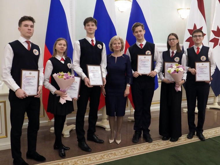 Глава Мордовии Артём Здунов наградил победителей олимпиад и конкурсов.