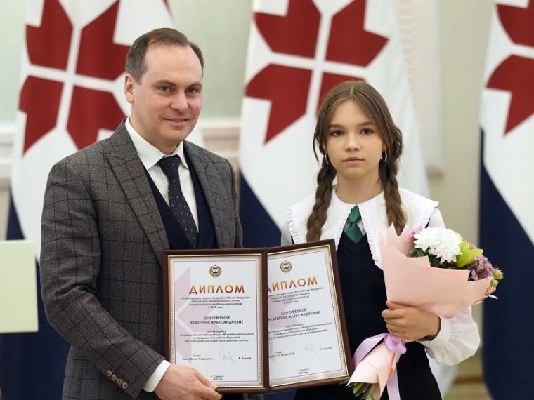 Глава Мордовии Артём Здунов наградил победителей олимпиад и конкурсов.