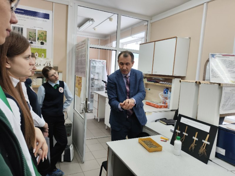 Сотрудники факультета биотехнологии и биологии МГУ им. Н. П. Огарева радушно приняли лицеистов!.