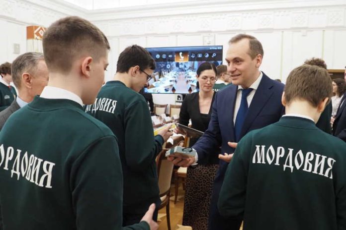 Глава Мордовии Артём Здунов встретился с победителями и призерами олимпиад по астрономии, физике и химии.